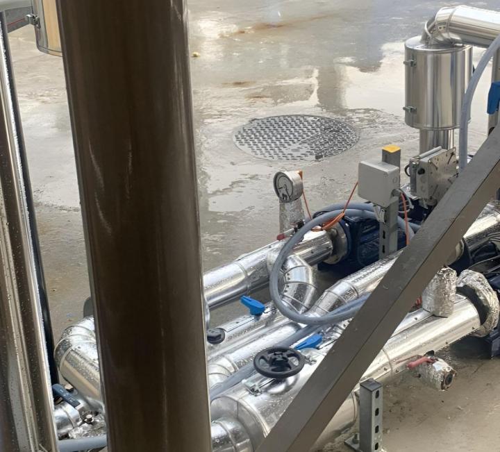 Nous installons des revêtements en tôle isoxal sur vos tuyaux et réservoirs calorifugés.